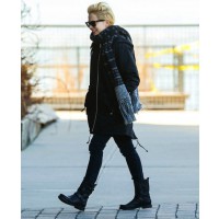 Michelle Williams strolling through NYC source: style bistro credit: Pacific Coast News http://www.stylebistro.com/lookbook/Motorcycle+Boots/wYfXxqm-xYs