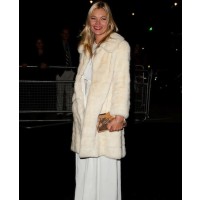 Kate Moss at fashion week in all white source: Glamour magazine UK credit: Getty images http://www.glamourmagazine.co.uk/fashion/celebrity-fashion/celebrities-at-fashion-week?_escaped_fragment_=image-number=124