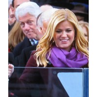 Bill bombs Kelly. Source: http://www.examiner.com/article/inaugural-ceremony-bill-clinton-photobombs-kelly-clarkson?cid=rss