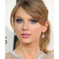 Ice ice baby! Taylor rocks cool blues and silver. http://www.huffingtonpost.com/2014/01/26/grammy-awards-2014-hair-makeup-photos_n_4666265.html?ref=topbar